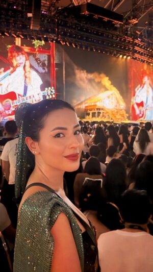 Nina Kozok Instagram - It’s been a long time coming but…
#taylorswift #SingaporeTheErasTour #TSTheErasTour