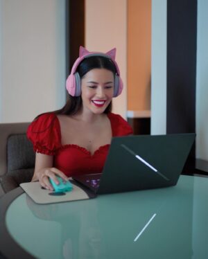Nina Kozok Instagram - Guys kenalin laptopku, Asus ROG Zephyrus G14 yang bertenaga AMD Ryzen™️ 7 8845HS Processor yang #BeneranCepat. Bikin betah ngegame seharian karena gak pernah nge-lag. Prosesornya yang canggih ini bikin laptopnya juga punya baterai yang awet dan tetap stabil meski tanpa dicolok charger. Pokoknya #BeneranBisa ngegame dengan nyaman di mana aja. Apalagi laptopnya udah punya layar OLED dengan refresh rate 120Hz yang bersertifikasi Pantone, main game jadi makin seru deh...

Prosesor ini juga terintegrasi dengan Chip AI Engine yang bisa bikin akses software atau aplikasi berbasis AI dengan proses yang mudah dan cepat. Jadi terus produktif dimanapun dan kapanpun deh.

AMD lagi banyak promo nih, cek di sini ya https://www.tokopedia.com/discovery/amd

#AMDRyzen #RyzenAI #Ryzen7000