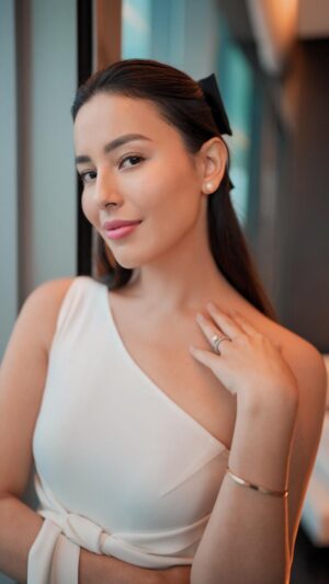 Nina Kozok Instagram - Cloud skin? I got you. I used La Mer‘s NEW Moisturizing Fresh Cream to achieve just that. La Mer now has a cream for every skin type, Crème de la Mer for Dry Skin, The Moisturizing Soft Cream for combination skin & now The NEW Moisturizing Fresh Cream, it’s feather-light texture is perfect for those of you who have oily skin like me.

#LaMerID #LoveLaMer #YouthEverlasting #LaMerFreshCream #LaMerSoftCream