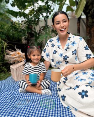 Nina Kozok Instagram - Unforgetable summer picnics with my little one. Wearing the limited edition collection by UNIQLO x Marimekko. Bold colors and motifs that are easy to mix and match. This collection launches today in all UNIQLO stores and online at UNIQLO.COM

@uniqloindonesia #UNIQLOxMarimekko
#UNIQLOIndonesia
