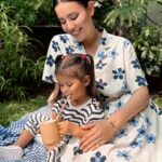 Nina Kozok Instagram – Unforgetable summer picnics with my little one. Wearing the limited edition collection by UNIQLO x Marimekko. Bold colors and motifs that are easy to mix and match. This collection launches today in all UNIQLO stores and online at UNIQLO.COM

@uniqloindonesia #UNIQLOxMarimekko
#UNIQLOIndonesia