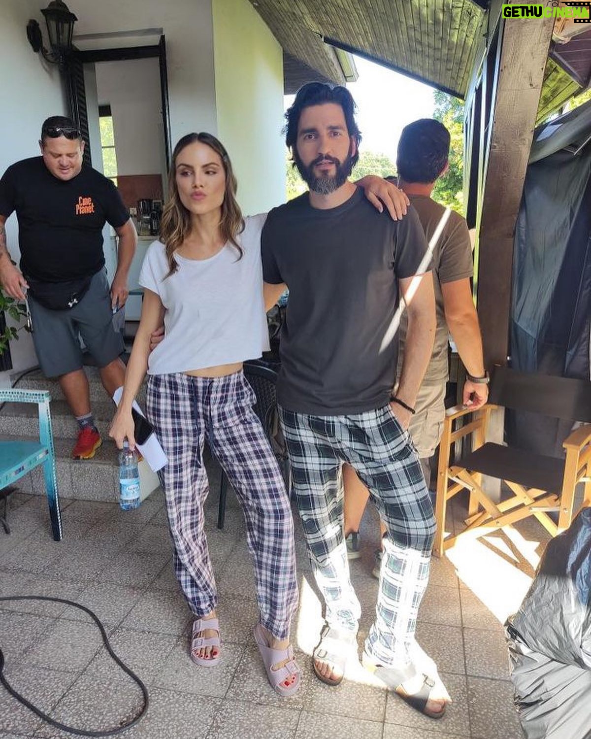 Nina Seničar Instagram - Dessa i Miki, ljubav je to♥️ Nova sezona kreće sutra u 22h na @prvatelevizija @serijapopadija @dejanbucin ♥️ P.s. Poslednja slika mi je omiljena ♥️