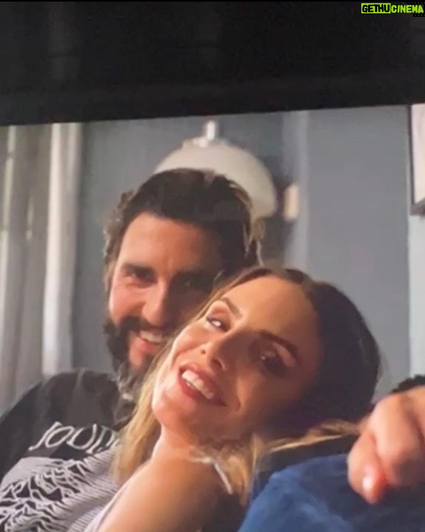 Nina Seničar Instagram - Dessa i Miki, ljubav je to♥️ Nova sezona kreće sutra u 22h na @prvatelevizija @serijapopadija @dejanbucin ♥️ P.s. Poslednja slika mi je omiljena ♥️