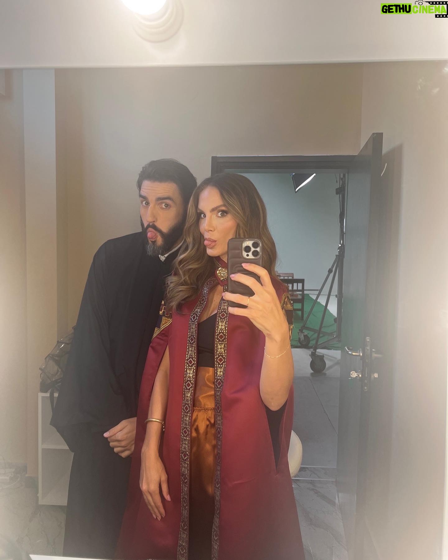 Nina Seničar Instagram - Dessa i Miki, ljubav je to♥️ Nova sezona kreće sutra u 22h na @prvatelevizija @serijapopadija @dejanbucin ♥️ P.s. Poslednja slika mi je omiljena ♥️