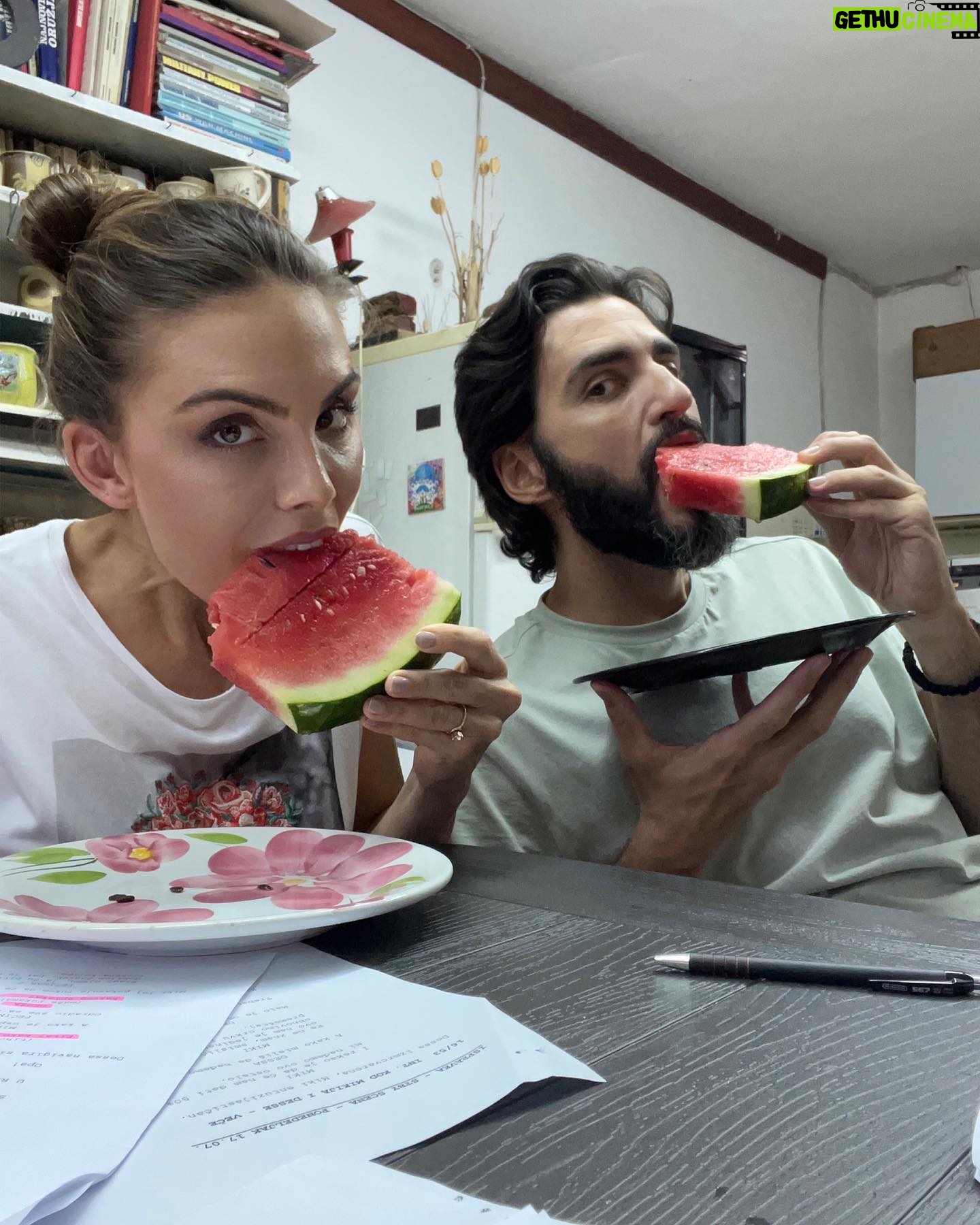 Nina Seničar Instagram - Dessa i Miki, ljubav je to♥️ Nova sezona kreće sutra u 22h na @prvatelevizija @serijapopadija @dejanbucin ♥️ P.s. Poslednja slika mi je omiljena ♥️