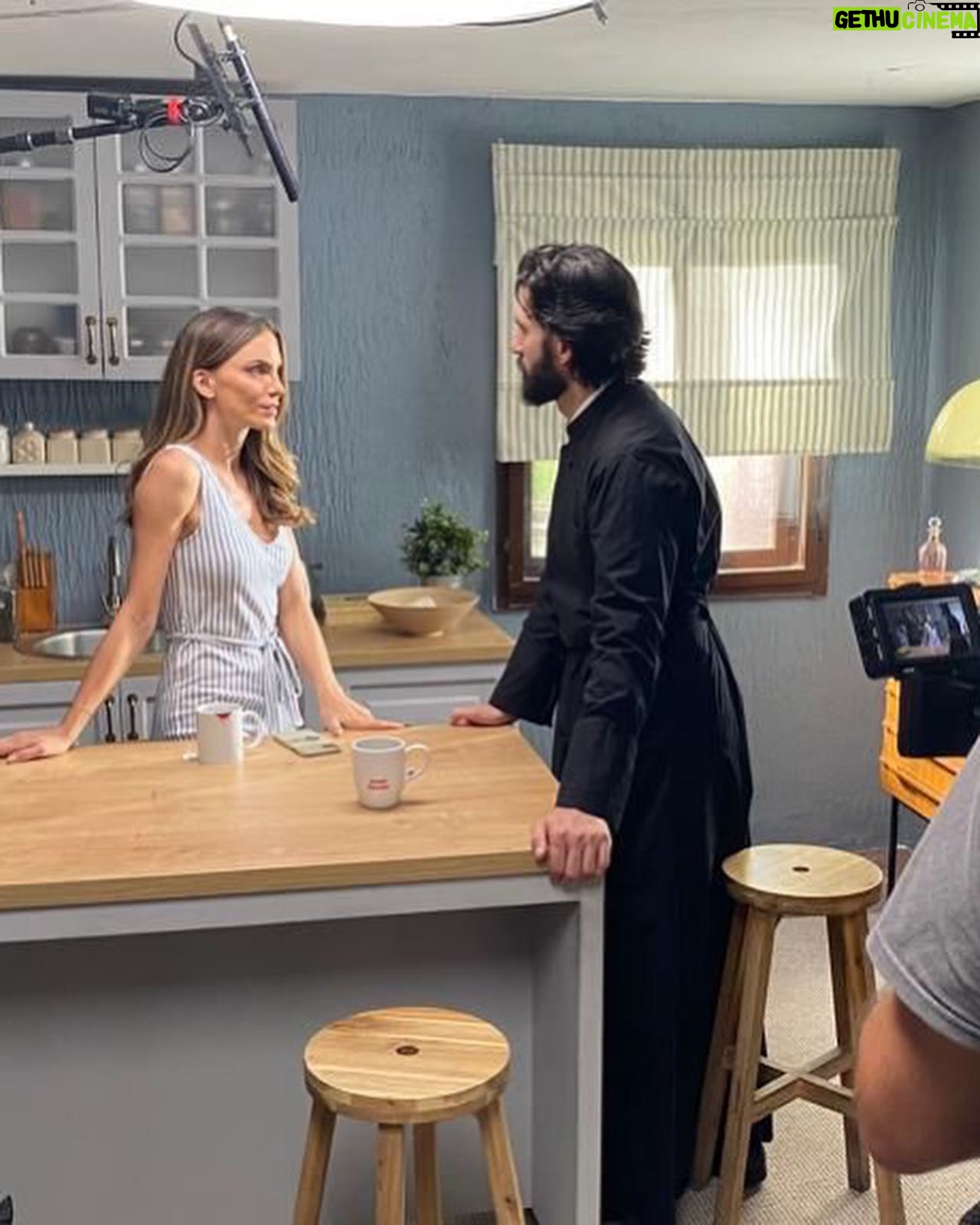 Nina Seničar Instagram - Dessa i Miki, ljubav je to♥️ Nova sezona kreće sutra u 22h na @prvatelevizija @serijapopadija @dejanbucin ♥️ P.s. Poslednja slika mi je omiljena ♥️