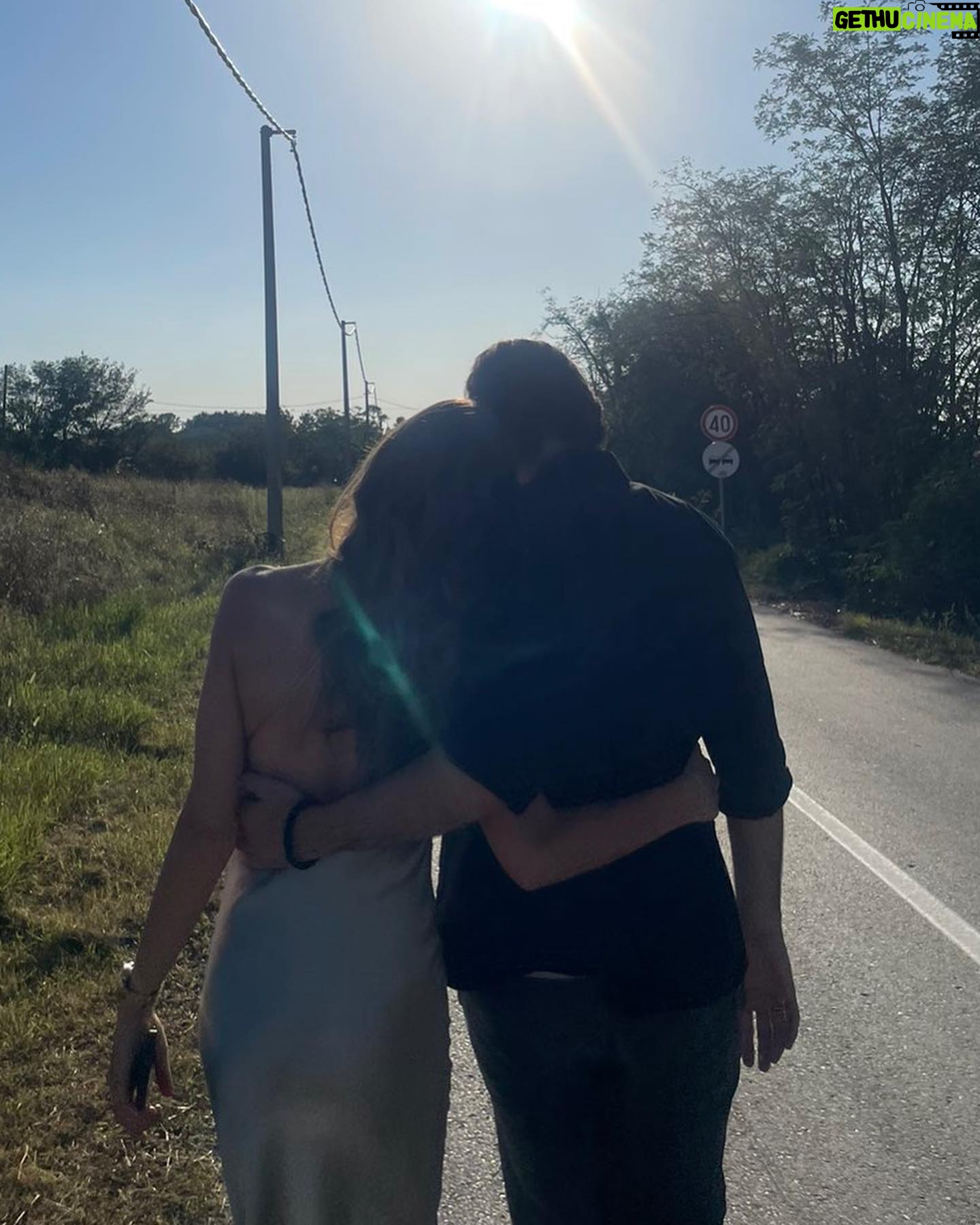Nina Seničar Instagram - Dessa i Miki, ljubav je to♥️ Nova sezona kreće sutra u 22h na @prvatelevizija @serijapopadija @dejanbucin ♥️ P.s. Poslednja slika mi je omiljena ♥️