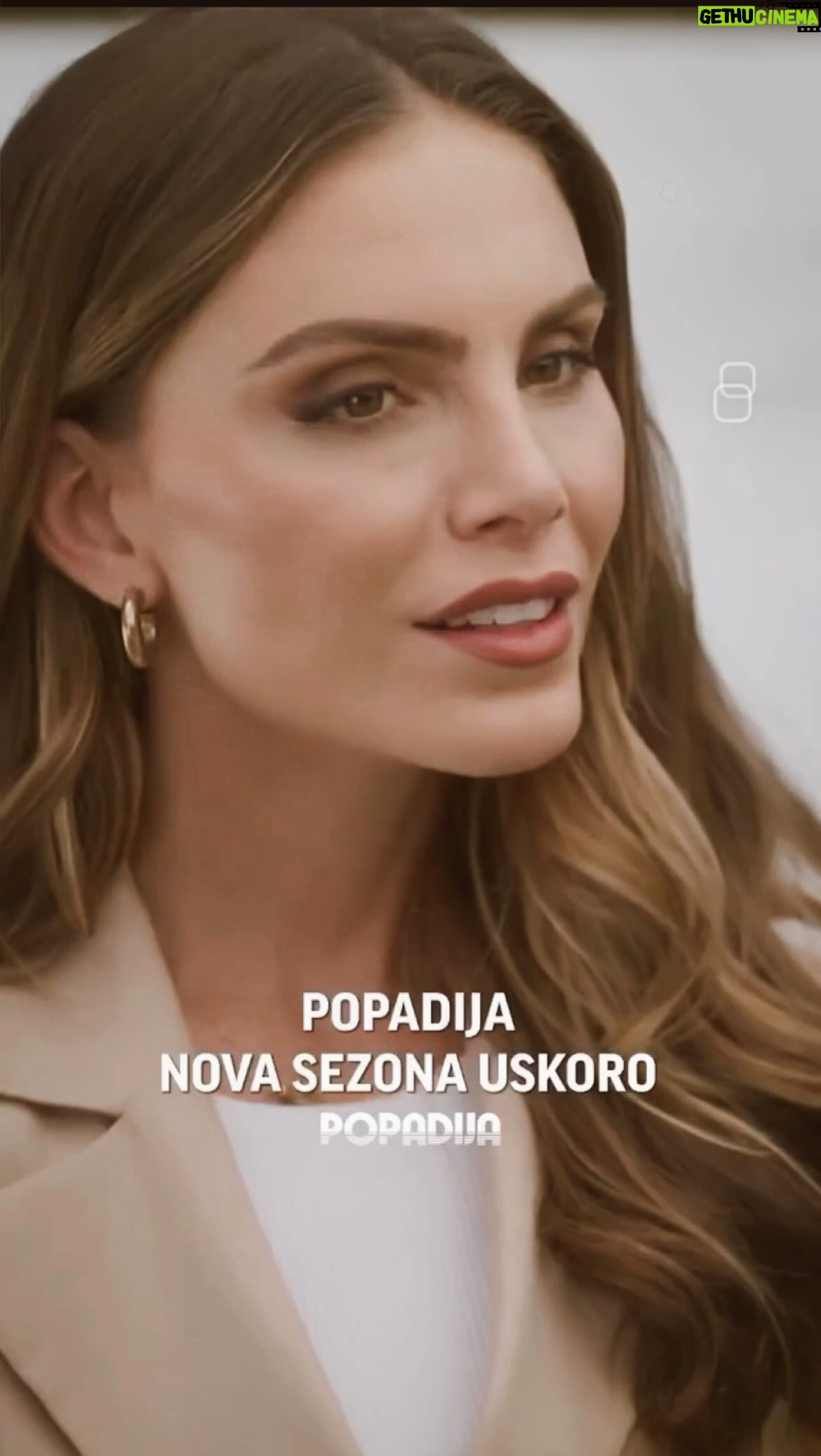 Nina Seničar Instagram - Vežite se, polećemo! Popadija, season 2 kreće u petak, 24. Novembra u 22h na @prvatelevizija Voli vas vaša Dessa 🫶🏼 @serijapopadija