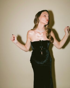 Nina Seničar Instagram - #Oscar Sunday with @vanityfair ♥️
.
.
.
Dress: @machandmach 
Shoes: @gianvitorossi 
Bag: @lalingilondon 
Jewelry: @davidyurman 
Make up: @abramovicm 
Hair: @bychrismartin 
Face prep: @alessandraricchizzi 
Photo by: @sarah_partain 

Special thanks to: @luciodirosa 
♥️

#vanityfairoscarparty
