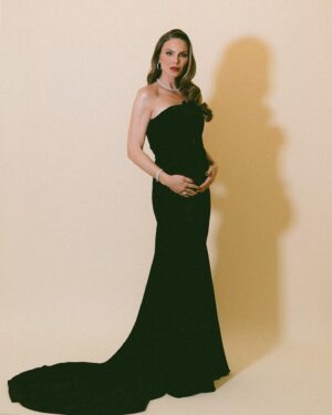 Nina Seničar Instagram - #Oscar Sunday with @vanityfair ♥️
.
.
.
Dress: @machandmach 
Shoes: @gianvitorossi 
Bag: @lalingilondon 
Jewelry: @davidyurman 
Make up: @abramovicm 
Hair: @bychrismartin 
Face prep: @alessandraricchizzi 
Photo by: @sarah_partain 

Special thanks to: @luciodirosa 
♥️

#vanityfairoscarparty