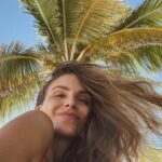 Nina Seničar Instagram – My formula for perfect vacation: no make up no shoes books cards naps food 😊