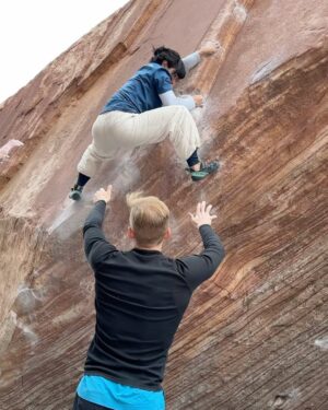 Nina Williams Instagram - Vegas thus far. The gang tryin hard, falling off, getting back on again. #bouldering

📸 9 @jordi.llauvi 

@thenorthface_climb 
@scarpana 
@organicclimbing 🙌🏼
