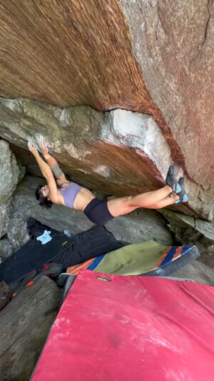 Nina Williams Instagram - Squeezed in this rad Rumney boulder during @barndoorhostel’s Start-Of-Summer Outdoor Fest 🤗 Still managing wrist/elbow pain but can try hard during shorter sessions. Seeing family, friends, and the New England community was healing too ❤️ More thoughts on this current injury but for now plz enjoy the sports action. 

Transcendance V10

🎥 ultimate hype man @interdymensionall 🙌🏼
🩰 sticky icky toe magic @scarpa_world Instinct S

@thenorthface_climb @organicclimbing 
#climbing #bouldering #rumneyrocks