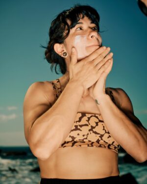 Nina Williams Instagram - “Outdoor athlete” : people who recreate in and around this amazing place we call Earth. @freaksofnature___ is the first skincare brand designed specifically with the outdoor athlete in mind. 

I’m partnering with Freaks of Nature because I am passionate about how we, as outdoor athletes, think about our future. Skincare is a small step in the broader direction of sustainability - how are we protecting our planet AND our bodies? How can we do the things we love in ways that take care of ourselves AND the world around us? These questions don’t have to be exclusive of each other as we think 5, 10, 20  years ahead. 

@freaksofnature___ meets the standards for high quality skin care: dermatologist tested, vegan, fragrance & cruelty free. It is also Reef Safe per the Hawaii Reef Compliant Act, packaged in 100% recycled ocean bound plastics, and contains zero microplastics in of itself. 

This brand’s commitment to the planet alongside a quality product makes me confident in supporting their mission. Plus, it really does feel good on the skin 😌 

📸 @cole_barash 

@dirtyprettyproductions 

#freaksofnature