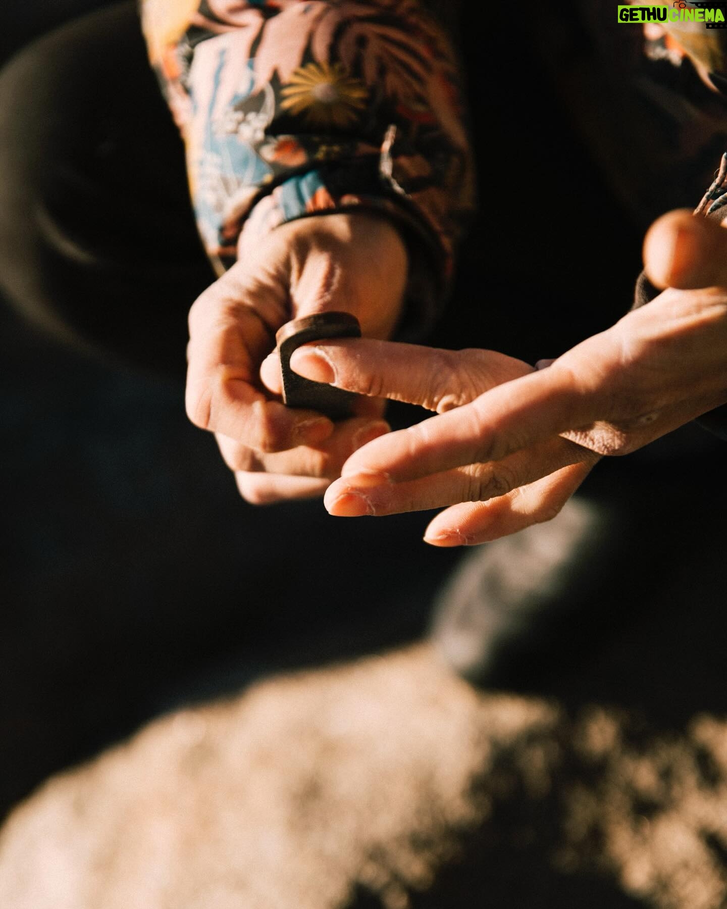 Nina Williams Instagram - chisel tip โ๏ธ appreciation post (found more mitt pics ๐ค๐ผ) the bouldering obsession is back and it feels so good. ๐ธ @bobbysorich @thenorthface @thenorthface_climb @organicclimbing @scarpana #climbing #bouldering