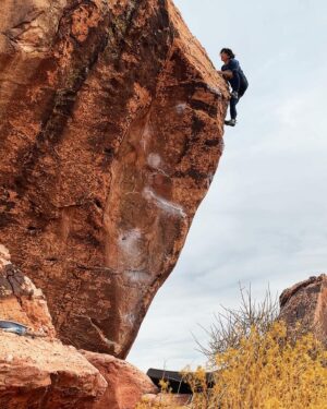 Nina Williams Instagram - Vegas thus far. The gang tryin hard, falling off, getting back on again. #bouldering

📸 9 @jordi.llauvi 

@thenorthface_climb 
@scarpana 
@organicclimbing 🙌🏼