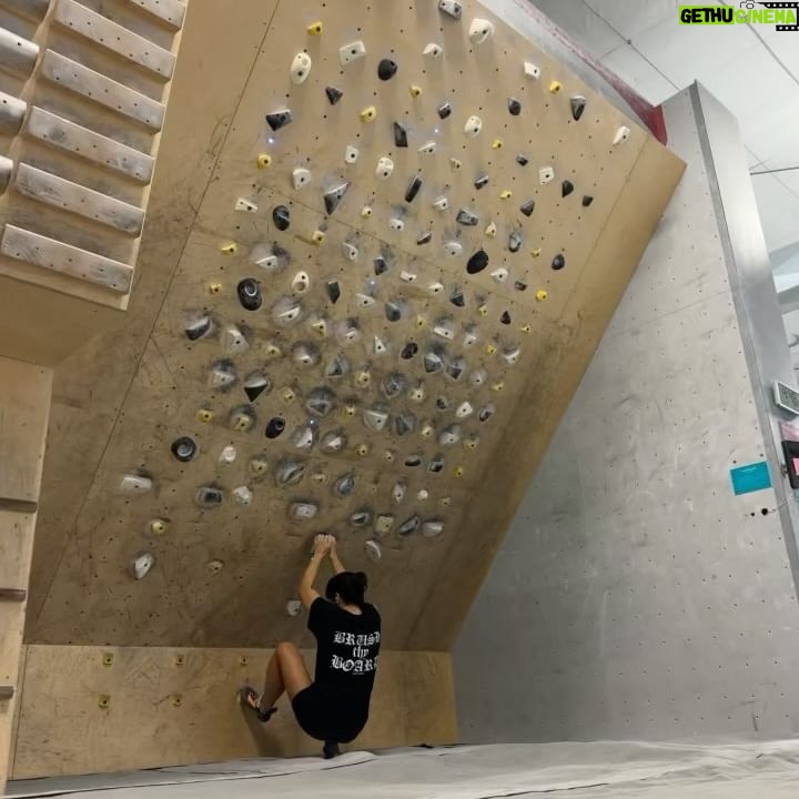 Nina Williams Instagram - Front Range home vibes ✨ in my routine. 6 weeks ago, before leaving for China, I injured something in my palm - localized, acute soreness directly under the middle finger. The pain would come after (not during) a climbing session but it got worse over the course of my travels to the point of near-constant aching. After making it through the Dual Ascent comp I cut my trip short and returned to the States. For the last two weeks my hand rehab has been TBlock hangs and a couple 60min easy bouldering sessions. I’ve also been getting a solid nights sleep, drinking a ton of water, reading morning/eve, shooting my daily ginger juice (lol), and eating more consistently. Also cycling, doing yoga/mobility, and hanging with friends 💛 I think these habits, as important as the finger rehab itself, has contributed immensely to a faster healing process. The ache still hurts but is slightly less. I wanted to push it a little and was so bold as to try a short session on the 🌙 board - with success! Felt a little scary punching for moves but I chose problems with straightforward holds/beta. The ache afterwards was not much different than other times. I haven’t gotten an official exam from a physio since the pain seems to be improving. Am listening to my body and caring for it in other ways 🤗 Now for a little trip to New England for some family time! Then back on the program 💪🏼 @thenorthface_climb @scarpana #climbing #recovery