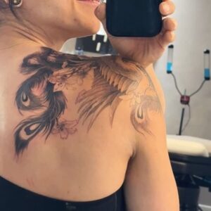 Nina Williams Instagram - Fenghuang 凤凰 Chinese phoenix 🐦‍🔥

The pain endurance of sitting for 17hrs over the course of 3 sessions (6, 7, 4hrs) was both intense and meditative. I’ve wanted this piece for awhile and am over the moon with how it turned out. Grateful for @wilwang_tatt’s artistry and style. He told me I couldn’t work out for two weeks but 😅🤫 It’s healing fast and I was back to training just a couple days afterwards!

Thank you @wilwang_tatt and @gungho_tattoo_studio for this experience 🙏🏼