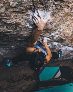 Nina Williams Instagram - The Heist (V12) 💸☑️ Took some exciting whips on this thing (third pic) over the course of 3 sessions. Reminded me of projecting Speed of Life back in the day where you’d fall and immediately have to engage cat reflexes 🐱💥 Gotta love #slantclimbing. It’s genuinely good fall practice! And of course wouldn’t be an Eldo climb without a fingerlock🖕🏼

Fun hangs with @dawoods89 and @bobbysorich 📸 and @tchadx with the 🎥 

@thenorthface @thenorthface_climb 
@scarpana 
@organicclimbing 

#climbing #bouldering