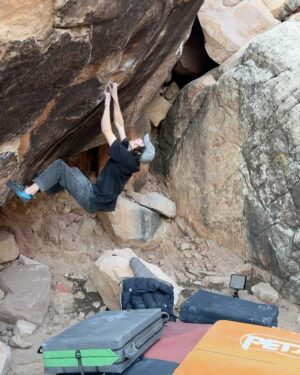 Nina Williams Instagram - Vegas thus far. The gang tryin hard, falling off, getting back on again. #bouldering

📸 9 @jordi.llauvi 

@thenorthface_climb 
@scarpana 
@organicclimbing 🙌🏼