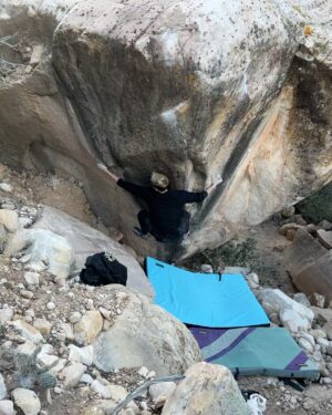 Nina Williams Instagram - Vegas thus far. The gang tryin hard, falling off, getting back on again. #bouldering

📸 9 @jordi.llauvi 

@thenorthface_climb 
@scarpana 
@organicclimbing 🙌🏼