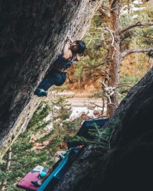 Nina Williams Instagram - The Heist (V12) 💸☑️ Took some exciting whips on this thing (third pic) over the course of 3 sessions. Reminded me of projecting Speed of Life back in the day where you’d fall and immediately have to engage cat reflexes 🐱💥 Gotta love #slantclimbing. It’s genuinely good fall practice! And of course wouldn’t be an Eldo climb without a fingerlock🖕🏼

Fun hangs with @dawoods89 and @bobbysorich 📸 and @tchadx with the 🎥 

@thenorthface @thenorthface_climb 
@scarpana 
@organicclimbing 

#climbing #bouldering