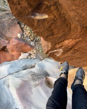 Nina Williams Instagram - Vegas thus far. The gang tryin hard, falling off, getting back on again. #bouldering

📸 9 @jordi.llauvi 

@thenorthface_climb 
@scarpana 
@organicclimbing 🙌🏼