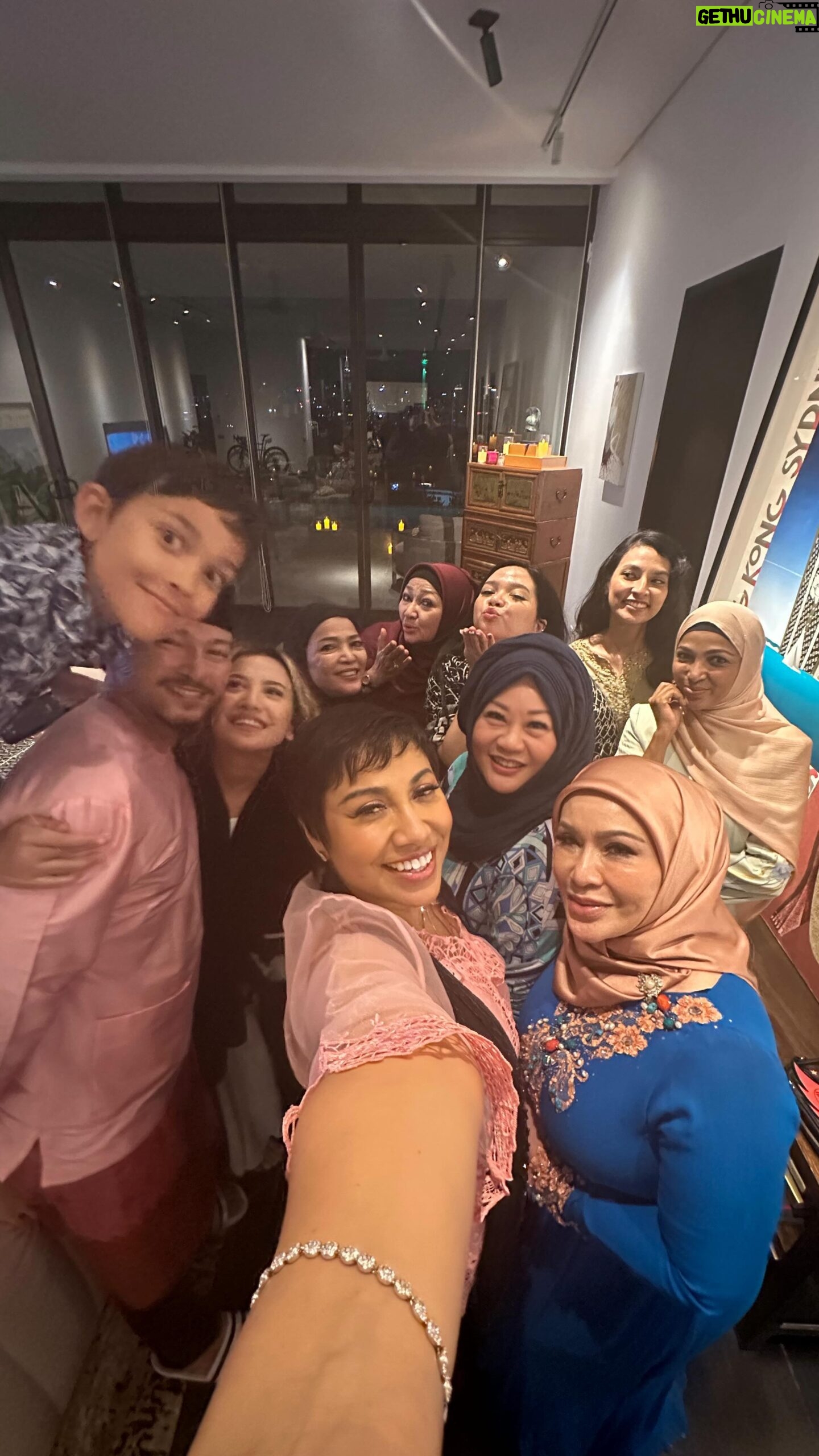Ning Baizura Instagram - Raya Kedua ngan keluarga ni mmg tak lekang with tawa ria Tq @jmandagie MMG MERIAH.. 2 nd Raya with this family was so full of laughter, love & Happiness … Tq sayangku .. ( must watch till the end) for BTS Really Alamak ( so hard to do this ok ) 🤪🥰