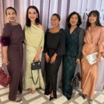 Ning Baizura Instagram – Such lovely afternoon spent well with @alia6astamam & @zaloramy  Congratulations on the beautiful cinematic “OldHollywood“  theme. Super comfy Super cool, the Burgundy is definitely my favorite. Quick get a set or two for yrself now…. #ninggoeshollywood #classic #raya2024 #fyp