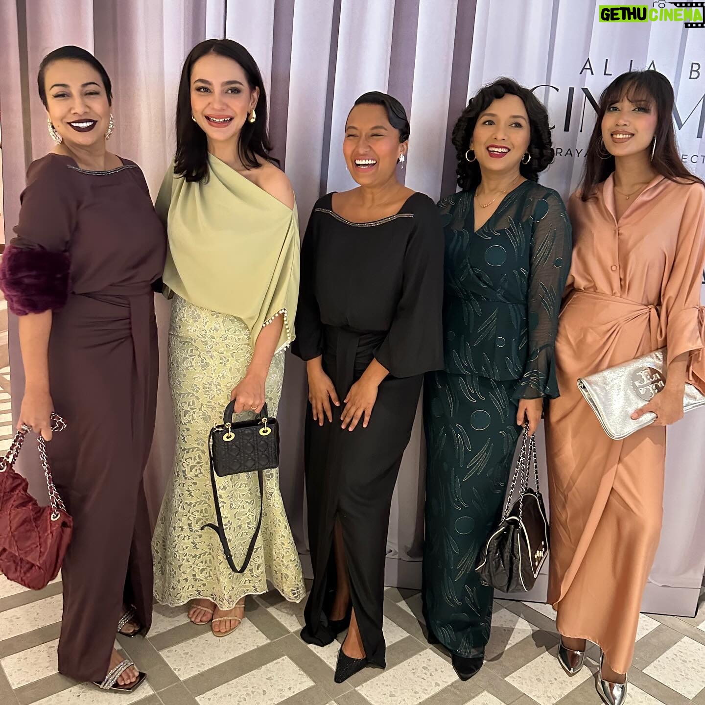 Ning Baizura Instagram - Such lovely afternoon spent well with @alia6astamam & @zaloramy Congratulations on the beautiful cinematic “OldHollywood“ theme. Super comfy Super cool, the Burgundy is definitely my favorite. Quick get a set or two for yrself now…. #ninggoeshollywood #classic #raya2024 #fyp
