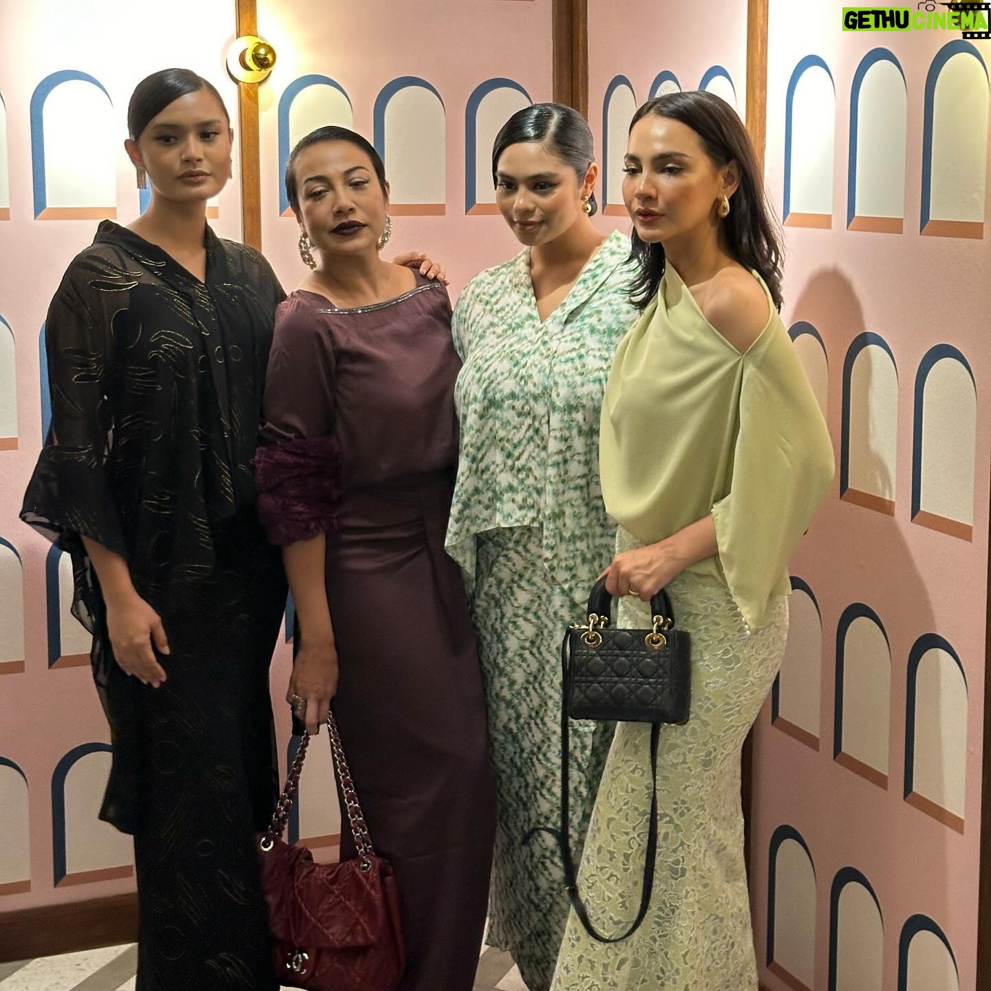 Ning Baizura Instagram - Such lovely afternoon spent well with @alia6astamam & @zaloramy Congratulations on the beautiful cinematic “OldHollywood“ theme. Super comfy Super cool, the Burgundy is definitely my favorite. Quick get a set or two for yrself now…. #ninggoeshollywood #classic #raya2024 #fyp
