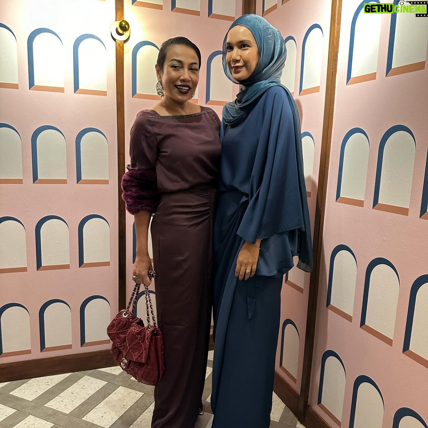 Ning Baizura Instagram - Such lovely afternoon spent well with @alia6astamam & @zaloramy Congratulations on the beautiful cinematic “OldHollywood“ theme. Super comfy Super cool, the Burgundy is definitely my favorite. Quick get a set or two for yrself now…. #ninggoeshollywood #classic #raya2024 #fyp