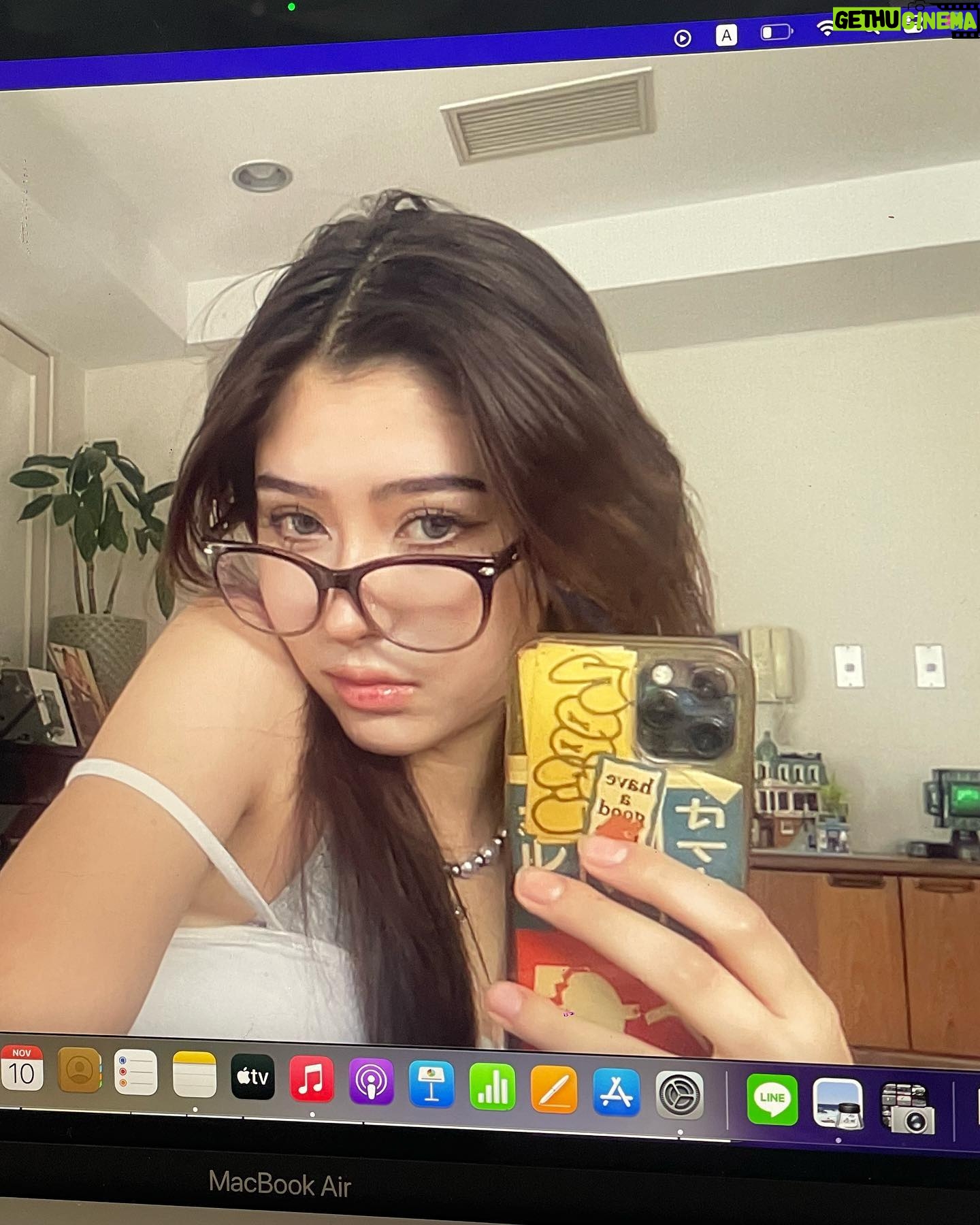 Ninon Instagram - pov you’re on ft w me but im in love w myself