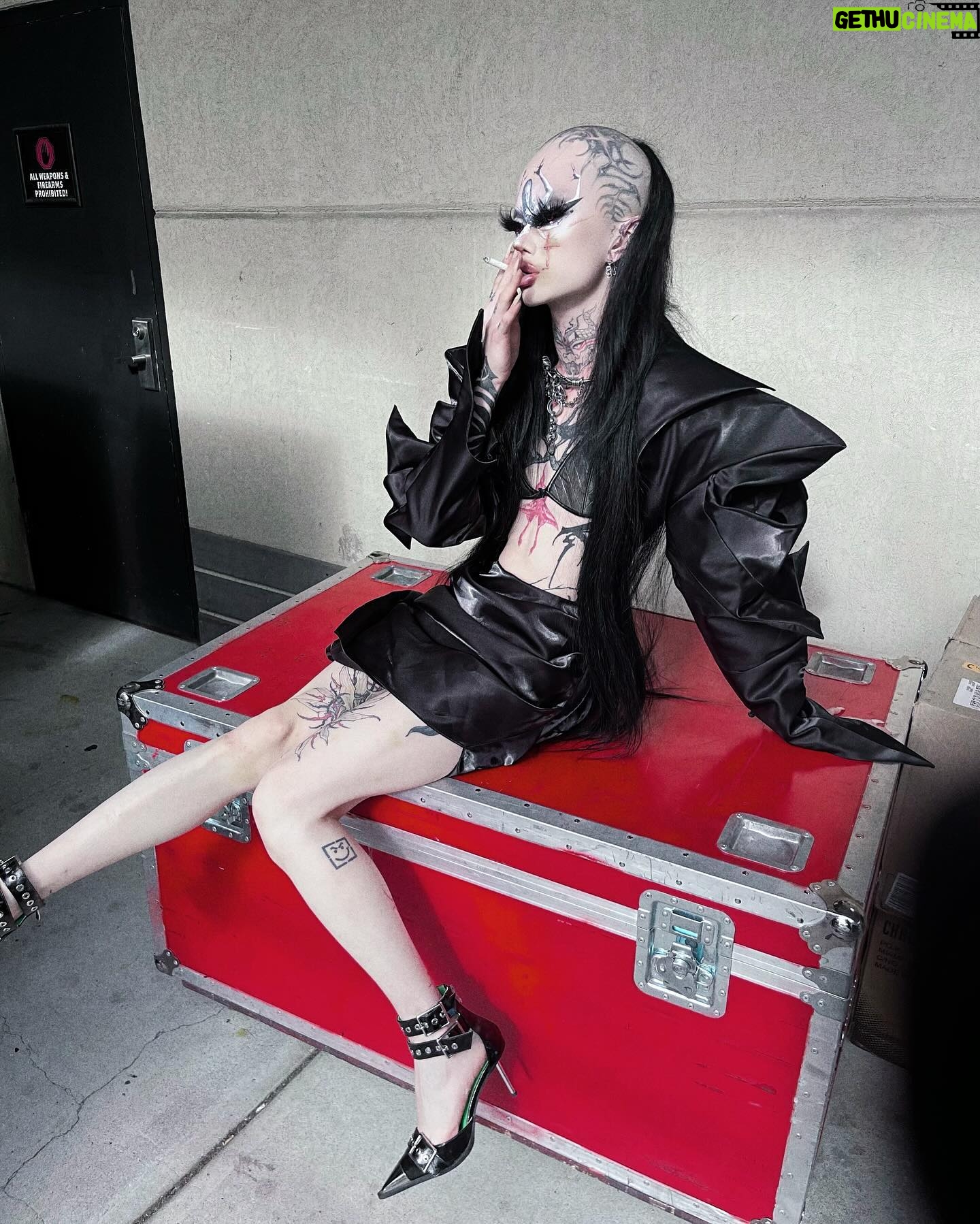Niohuru X Instagram - They call her 🐱 hellhole 🩸🖤 @nuwa1997_official “Hell Trap” earrings & tattoo stickers . Thank u Atlanta for a night I ll cherish for life ! 🩸🩸🩸 我爱你