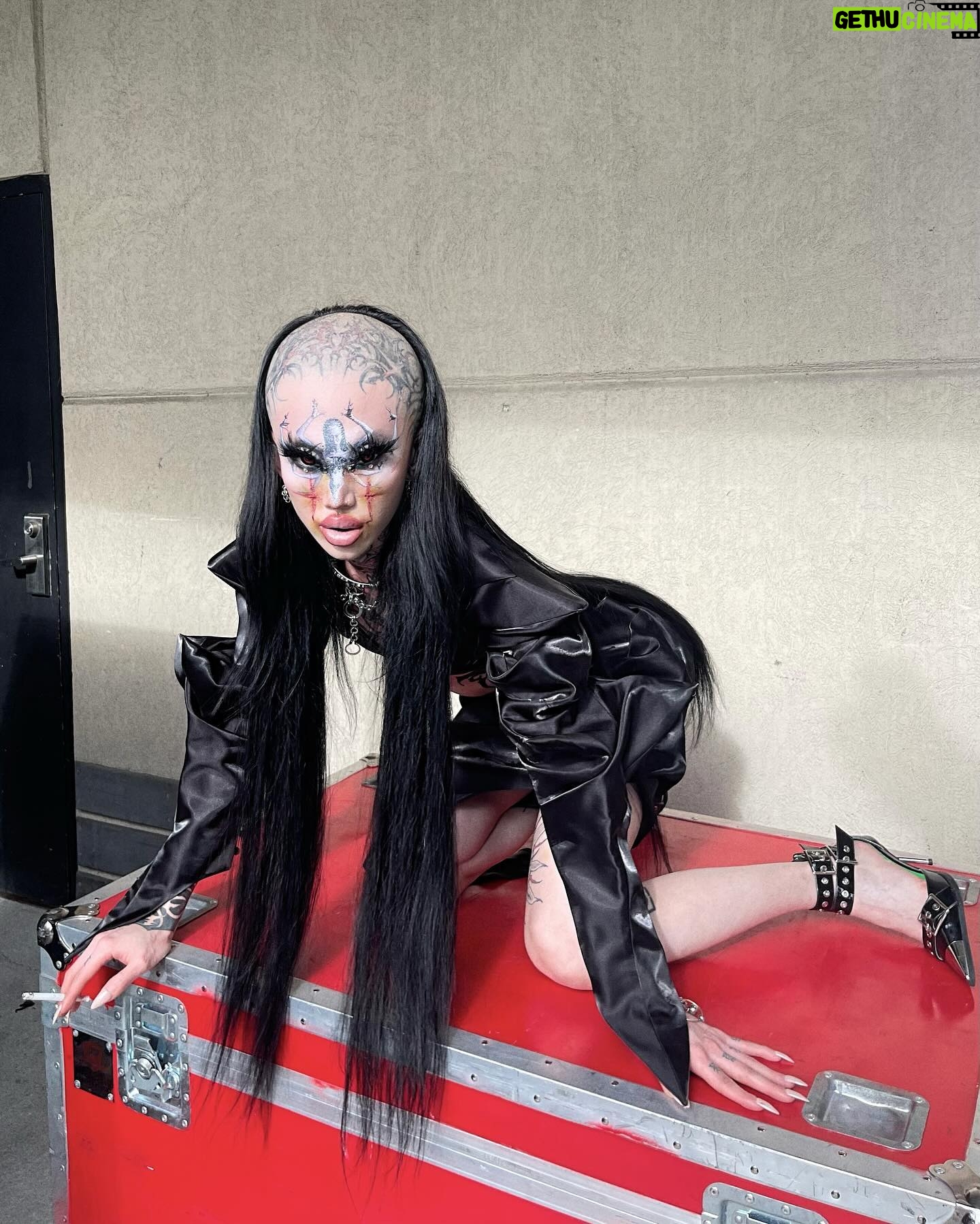 Niohuru X Instagram - They call her 🐱 hellhole 🩸🖤 @nuwa1997_official “Hell Trap” earrings & tattoo stickers . Thank u Atlanta for a night I ll cherish for life ! 🩸🩸🩸 我爱你