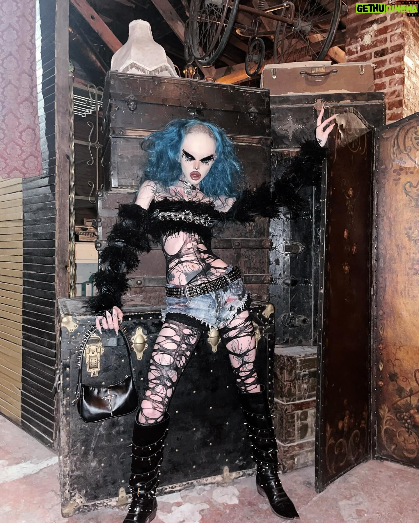 Niohuru X Instagram - Am I like soooo goth? 🩸🖤 like soooo alt or whatever . @nuwa1997_official “ArachNio” faux fur top 🩸🖤