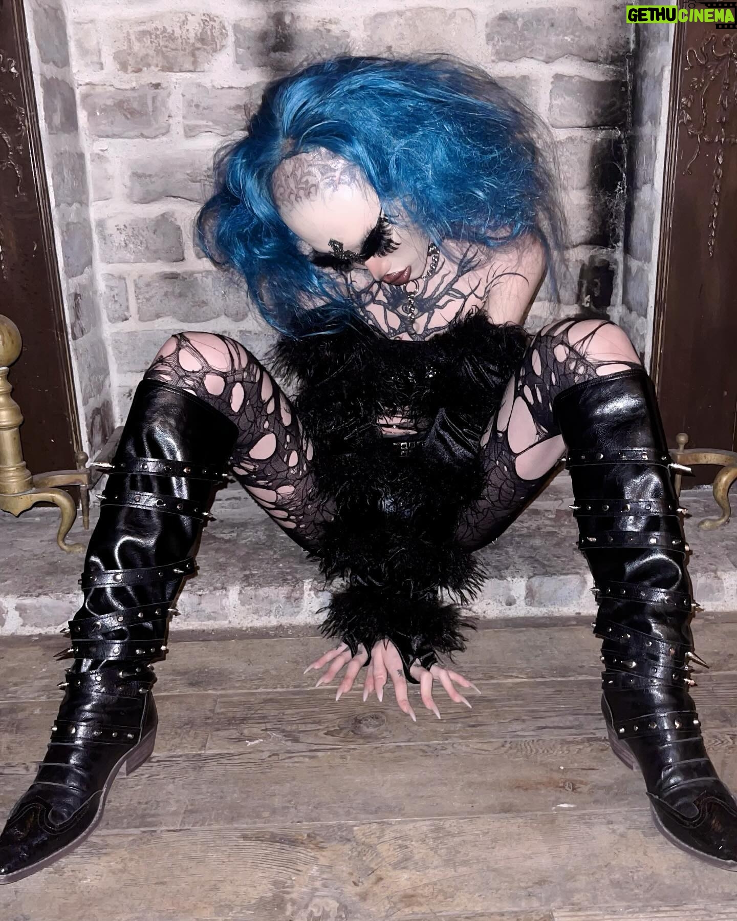 Niohuru X Instagram - Am I like soooo goth? 🩸🖤 like soooo alt or whatever . @nuwa1997_official “ArachNio” faux fur top 🩸🖤