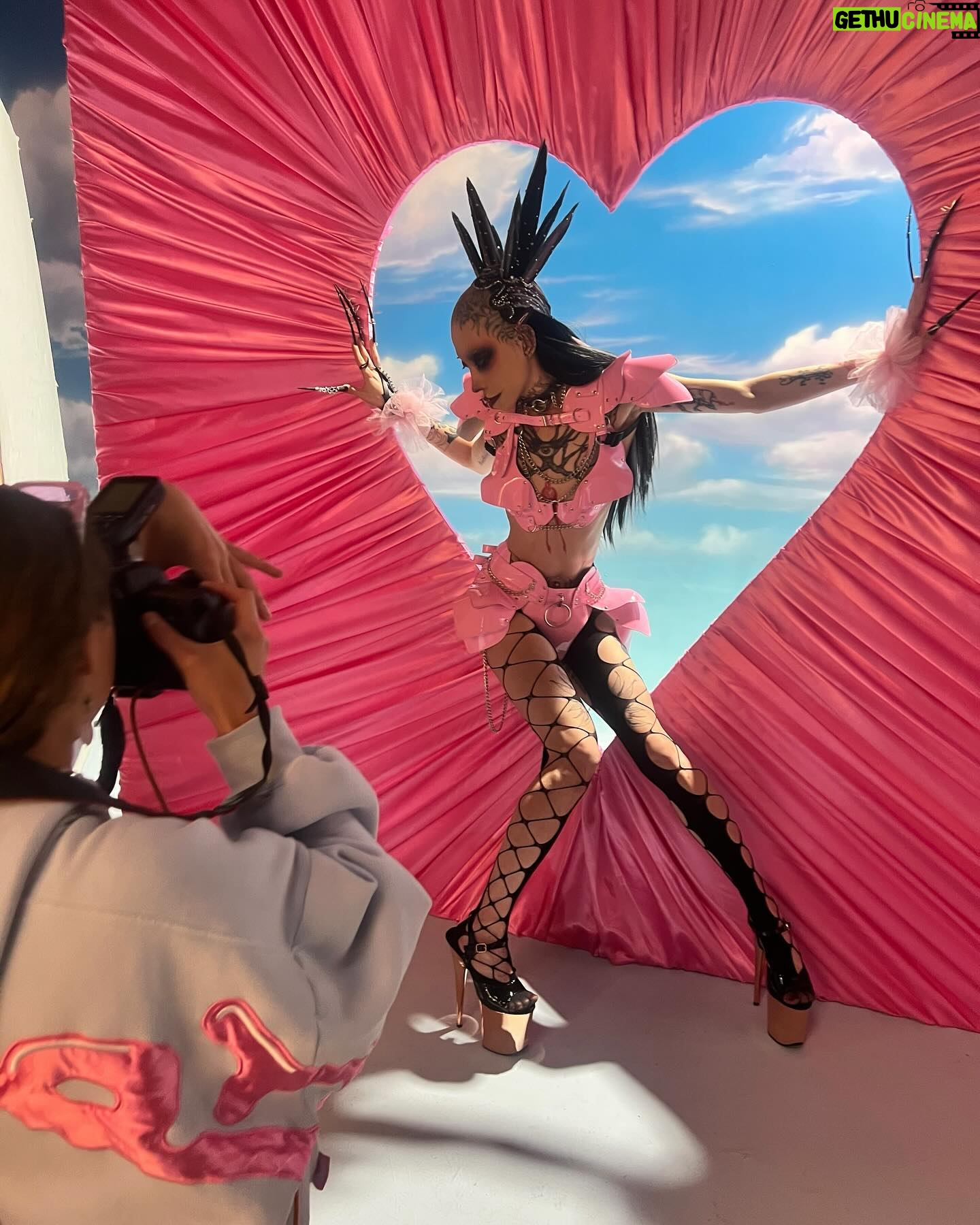 Niohuru X Instagram - Empty calories for male curiosity 🩸