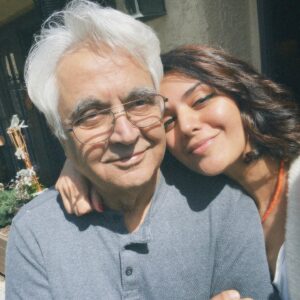 Niousha Noor Instagram - Your wisdom, morals, and heart has shaped who I am. Your knowledge and curiosity about everything has inspired me my whole life. I’m forever proud to be your daughter and forever grateful for your famous half-smile - the one that beams with pride and love for us. To know that, is the greatest gift. Love you beyond words. Happy 80th birthday, baba. ♥️
‎ديدگاه، اخلاق و قلبت، هویت من را شکل داده. دانش و کنجکاویت در مورد همه چیز الهام بخش تمام زندگيم‌ بوده. همیشه برای اینکه دخترت هستم، افتخار ميکنم و مديونم به اون لبخند نیمه‌ای معروفت که ميدرخشه از افتخار و عشق به ما. دانستن این، بزرگ‌ترین هدیه است‌  دوستت دارم‌. تولد ۸۰ سالگيت مبارک بابا