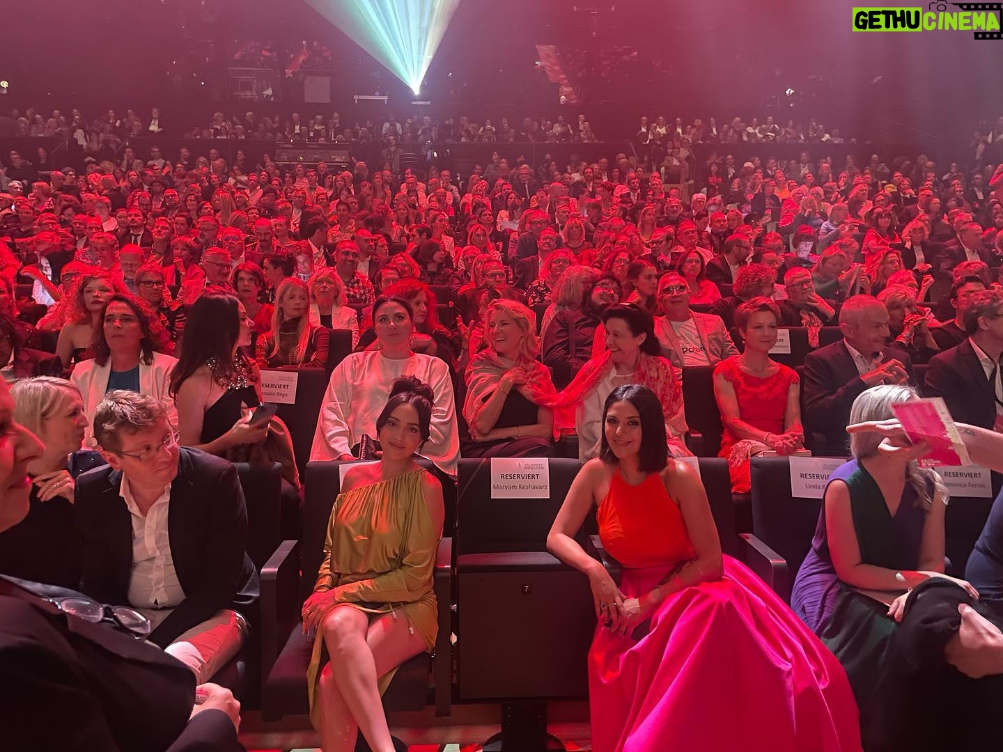 Niousha Noor - 2.3K Likes - A few BTS shots from our opening night in Munich and done! 💚🤍♥️
چند تا عکس ديگه از فستيوال فيلم مونيخ برای فيلممون The Persian Version @sonyclassics @filmfestmunich @sonypictures.de