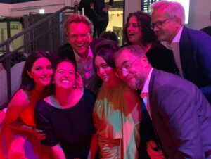 Niousha Noor Instagram - A few BTS shots from our opening night in Munich and done! 💚🤍♥️ 
چند تا عکس ديگه از فستيوال فيلم مونيخ برای فيلممون The Persian Version @sonyclassics @filmfestmunich @sonypictures.de