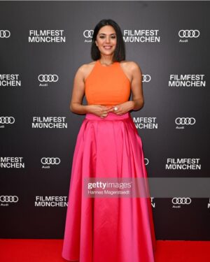 Niousha Noor Instagram - Munich Film Festival was wonderful. 🥹 Thank you @filmfestmunich for such an epic opening night. @sonypictures.de @sonyclassics 

Shout out to @jilaatelier for this beautiful outfit. And thank you @voguegermany for featuring it! 🧡💕