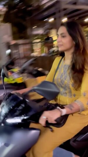 Niranjani Ashokan Instagram - Nenjukula nacharikum pattampoochiku, thena Thantha ena aagum..? 😍

Finally added an E-bike to the family and my happily ever after starts now♥️

So who is ready for a ride?

.
.
.

📹 @dave_dbr - thanks for making your presence in all my events and being a real friend 🤗😏

#niranjaniashokan #ebike #ather #cherish #addition #ride #happiness