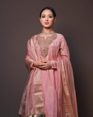 Nirisha Basnett Instagram - … ओ सजनी रे 🪷
.
@the_adhya_designer @label.adhya 
📍@s3.mumbai 
📸 @sagarfilms194
💄 @makeover_by_adhya @yashvi_makeover14
