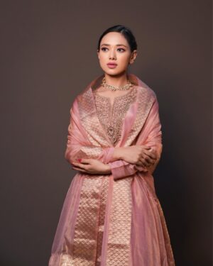 Nirisha Basnett Instagram - … ओ सजनी रे 🪷
.
@the_adhya_designer @label.adhya 
📍@s3.mumbai 
📸 @sagarfilms194
💄 @makeover_by_adhya @yashvi_makeover14