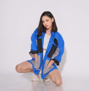 Nirisha Basnett Instagram - Icono de la moda 🔵⚫️
Label @kolor_therapi 
Stylist @sanjana.stylebug 
.
#streetstyle #fashioninspo #kolor #therapy 🔷