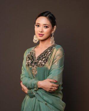 Nirisha Basnett Instagram - … के दिल अभी भरा नहीं 
.
📍@s3.mumbai
📸 @sagarfilms194
💄 @makeover_by_adhya @yashvi_makeover14