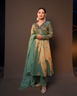 Nirisha Basnett Instagram - … के दिल अभी भरा नहीं 
.
📍@s3.mumbai
📸 @sagarfilms194
💄 @makeover_by_adhya @yashvi_makeover14