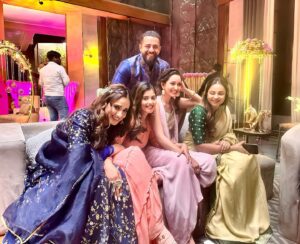 Nisha Nagpal Instagram - Humko kisi ki parwah nhi🤣🤪🤗

@gitanjali.mangal @kanchandubey__ @mesmahirising @utkarsha_naik @gurdippunjj 

#family #famjam #love #together #forever #instapic #picoftheday #vanshaj #sonysab