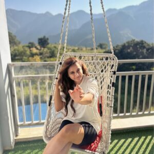 Nisha Nagpal Instagram - Mountain air, sunshine, and a heart full of gratitude 🫶🌲☀️”

#sunshine #sunnyday #beautiful #vibe #instadaily #picofthefay #mountains #weather
